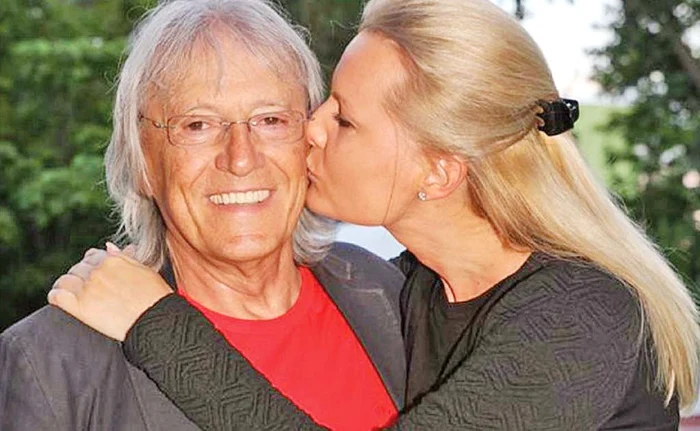 
    Mihai Constantinescu a trecut prin două intervenţii chirurgicale complicate la inimă, iar soţia Simona i-a fost mereu alături  