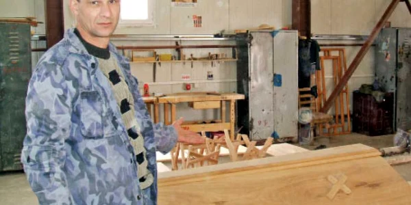 Ion Stavăr face coşciuge în atelierul Penitenciarului Focşani