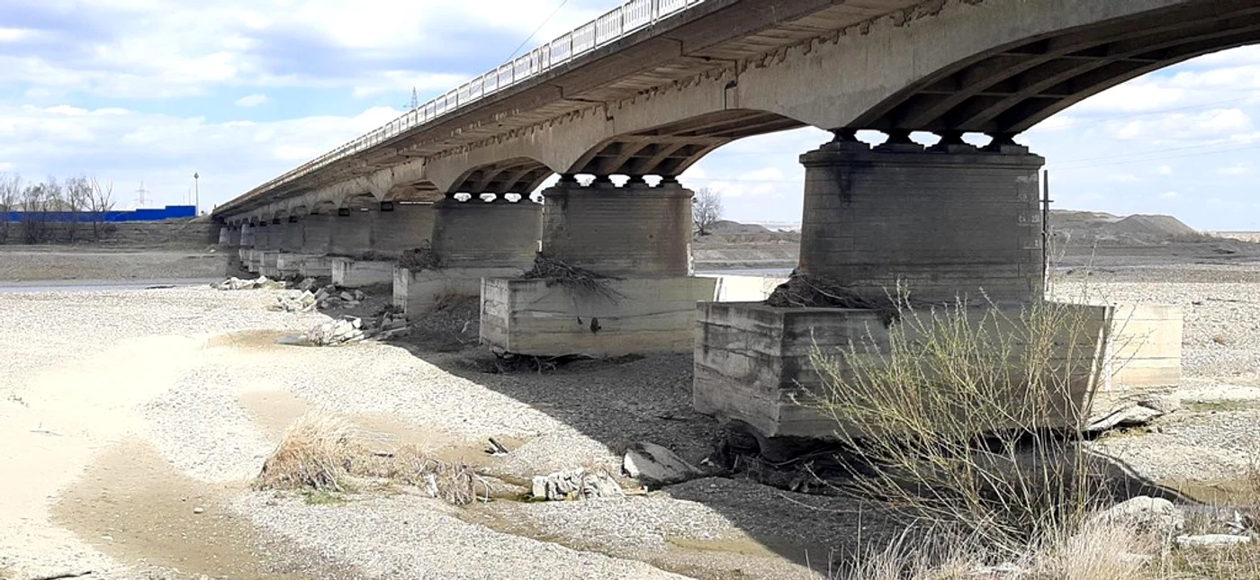 Pe podul care traversează Moldova sunt restricţii de circulaţie FOTO Atacul.ro