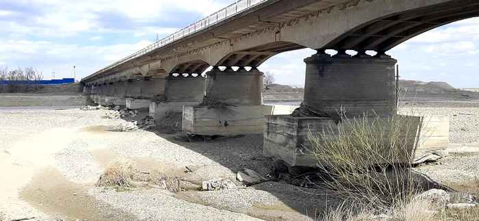 Pe podul care traversează Moldova sunt restricţii de circulaţie FOTO Atacul.ro