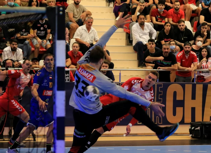 
    Dinamoviștii au pierdut și în Ucraina deși la pauză scorul a fost egal, 13-13Foto: Marian Burlacu  