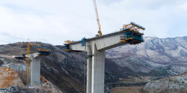Autostrada către nicăieri din Muntenegru FOTO SHUTTERSTOCK