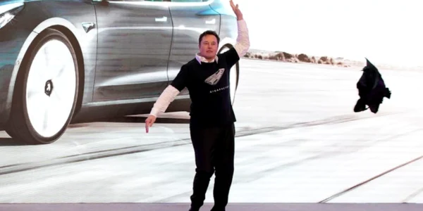 Elon Musk danseaza