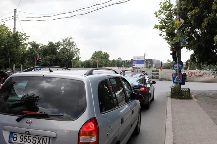 Stopul și indicatoarele rutiere de pe str. Doctor Dumitru Bagdasar nu sunt vizibile