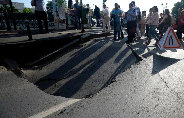 Traficul în zona Eroilor este paralizat din 12 decembrie când strada s-a prăbușit din cauza unei greșeli a constructorilor magistralei V de metrou
