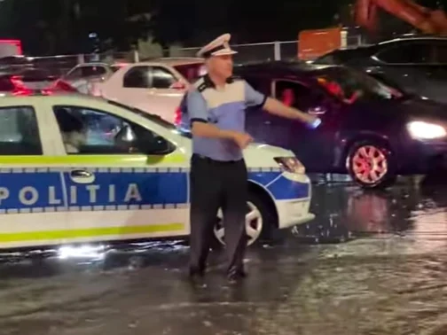 Șeful Brigăzii Rutiere din București, dirijează traficul în mijlocul ploii torențiale - Captură 