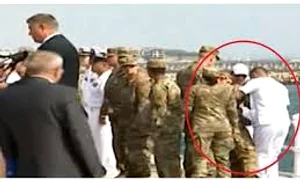 Un militar american a leșinat în timpul ceremoniei de Ziua Marinei jpeg