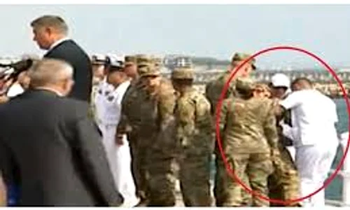 Un militar american a leșinat în timpul ceremoniei de Ziua Marinei jpeg