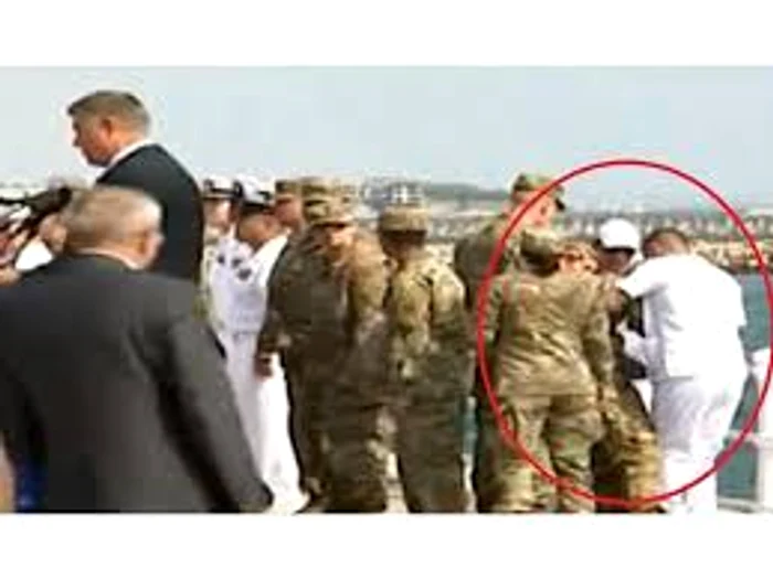 Un militar american a leșinat în timpul ceremoniei de Ziua Marinei