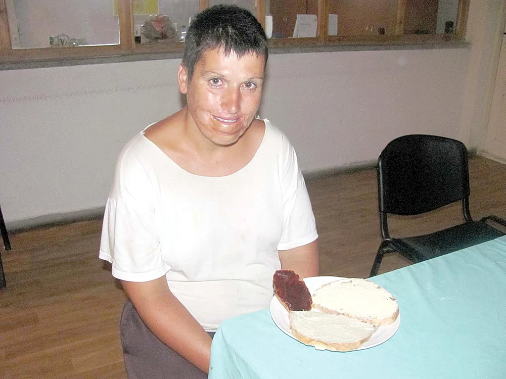 2015. Sorina Raţiu (39 de ani) trăieşte din cerşit şi doarme la câte un azil de noapte