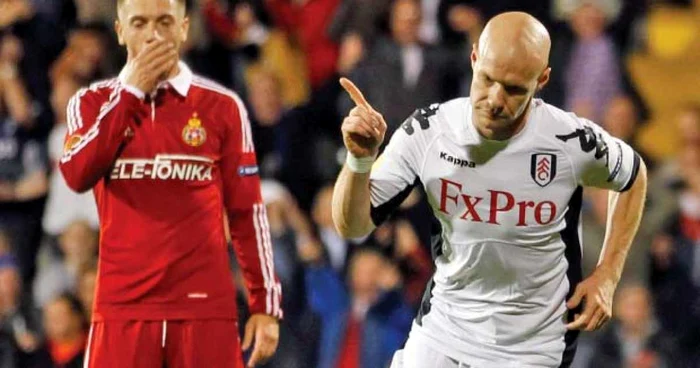 Johnson (dreapta) defilează cu Fulham în Europa