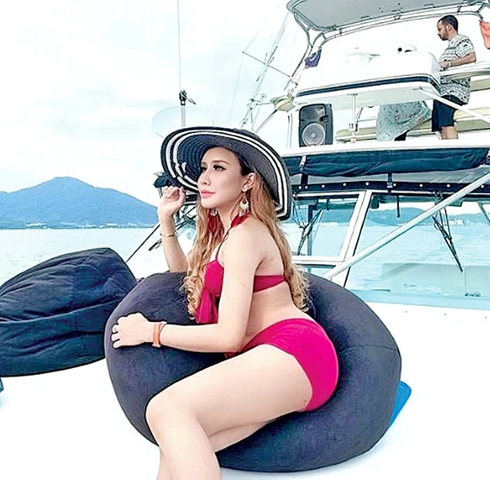 2019. Safiey Ilas conduce un imperiu de cosmetice şi pozează sexy