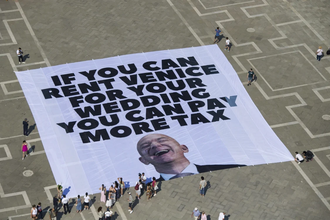 Afiș de protest față de nunta lui Jeff Bezos în Veneția