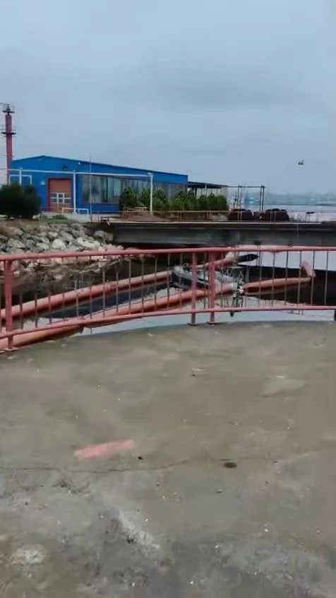 Imagini cu drona maritimă înainte de explozie: s-a blocat într-un baraj din Portul Constanța, la 4 km de un depozit cu azotat de amoniu