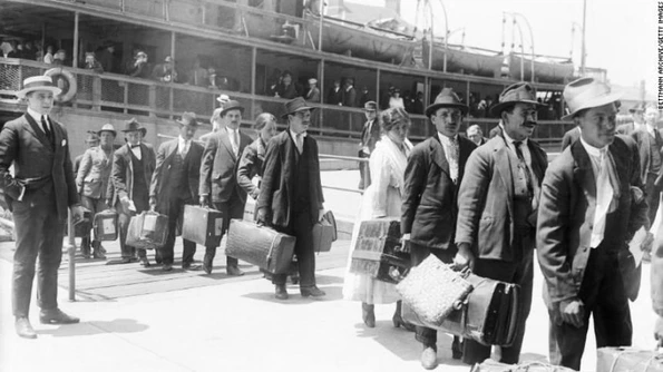 100 de ani de la prima interzicere a imigranţilor în SUA Ne întoarcem în trecut? jpeg