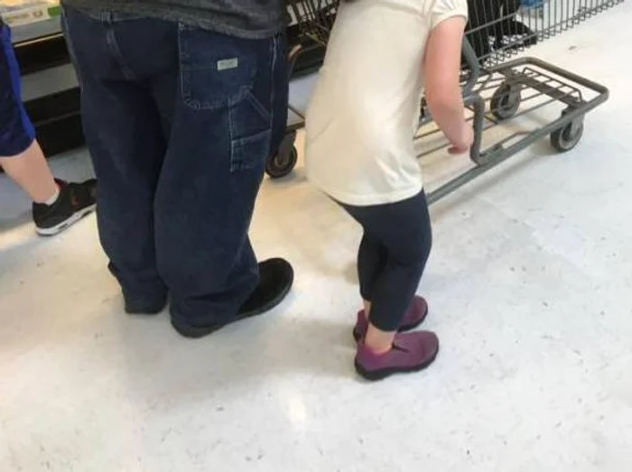 
    În tot acest timp, micuța își implora tatăl să-i dea drumul la păr, promițând că nu va mai face greșeala pentru care a fost pedepsităfoto: Facebook/Metro  