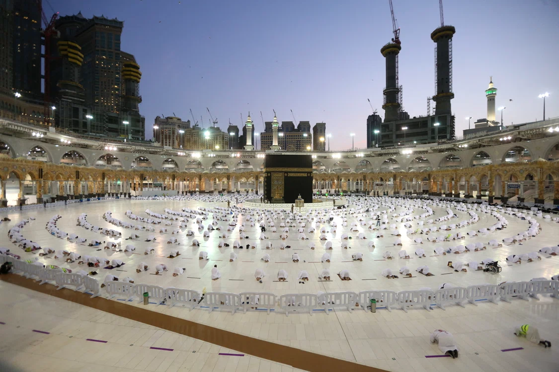 
    În anul 2020, doar câțiva au putut ajunge la Kaaba. În anul 2019, peste două milioane de  pelerini musulmani au ajuns la Mecca  Fotografii: Gettyimages   