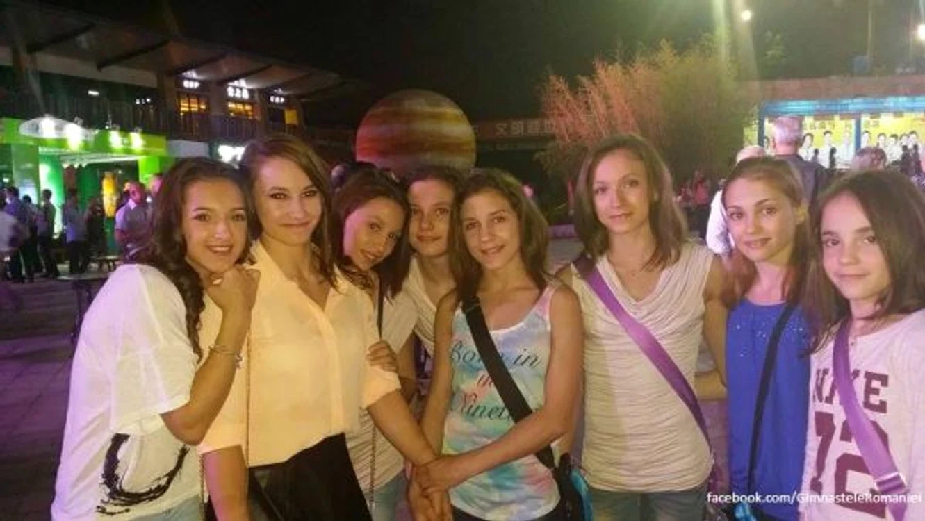 
    Larisa Iordache si colegele ei la petrecerea de la NanningFoto: Facebook  