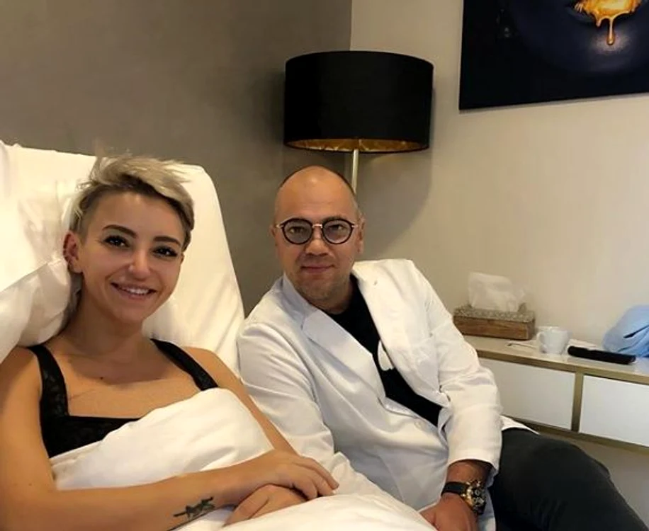 Giulia s-a pozat alături de medicul care a operat-o la sâni