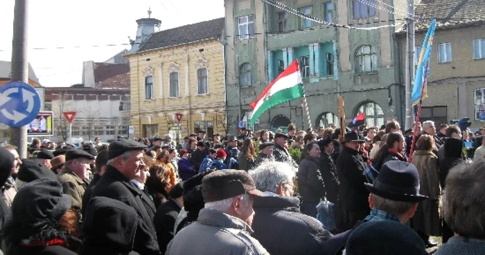 Cei prezenţi la manifestare au arborat steagul Ungarieie şi al Ţinutului Secuiesc