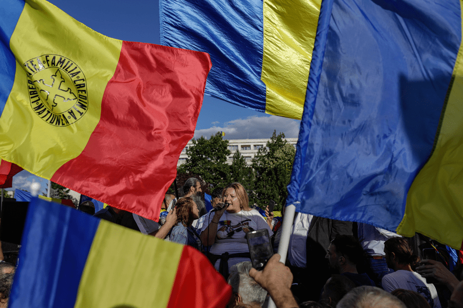 Scandal între Simion și Șoșoacă la protestul AUR. Simion i-a tăiat microfonul senatoarei Șoșoacă