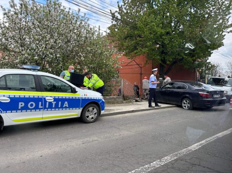 Un hoț a încercat să fugă din țară după ce a furat o mașină și a provocat un accident rutier