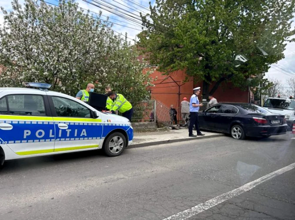 Mașina furată a fost abandonată de hoț după ce a accidentat o femeie FOTO IPJ Bacău