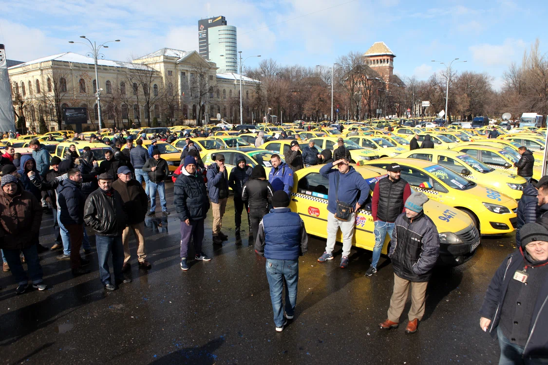 
    Mii de taximetristi au protestat azi, 13 februarie, împotriva falşilor transportatorifoto: Florin Şuler  