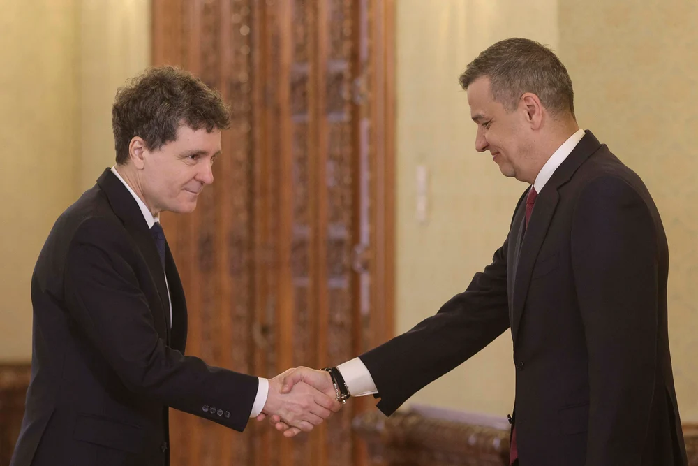 Scena politică, redesenată de criza din coaliție: AUR câștigă influență, USR pierde teren, iar PSD face un joc riscant