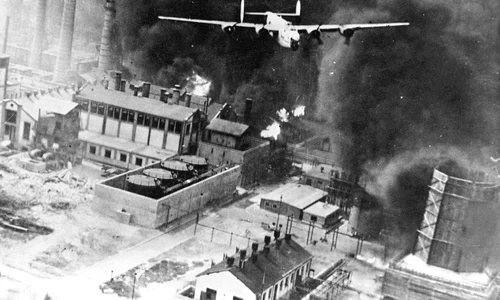 Bombardier american B-24 Liberator, deasupra rafinăriei Astra Română Ploiești, în timpul Operațiunii Tidal Wave (© Wikimedia Commons)