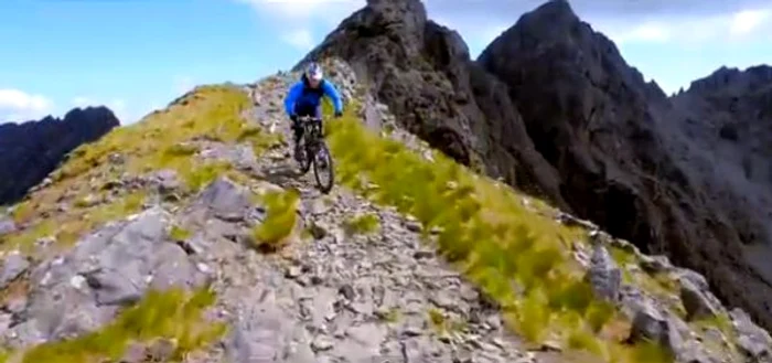Biciclistul scoţian a călătorit pe Insula Skye, locul unde s-a născut şi a crescutFoto: Captură Youtube