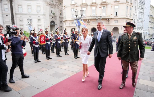 Carmen Iohannis în costum alb în vizita din Argentina