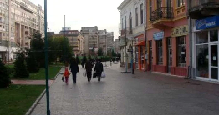 Târgu-Jiu: A început împodobirea oraşului Târgu-Jiu pentru sărbătorile de iarnă