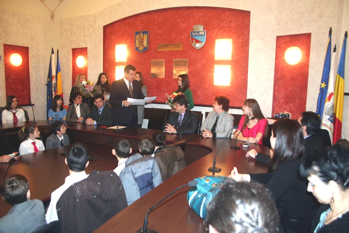  Cătălina Jugrăvescu primeşte banii de la primar