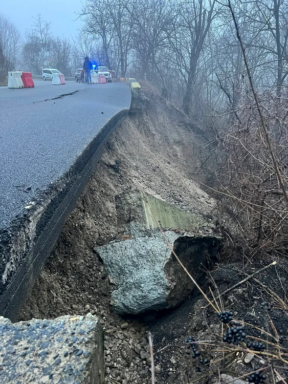 Drumul s-a surpat în urmă cu trei luni. FOTO FB  Primăria Municipiului Câmpina