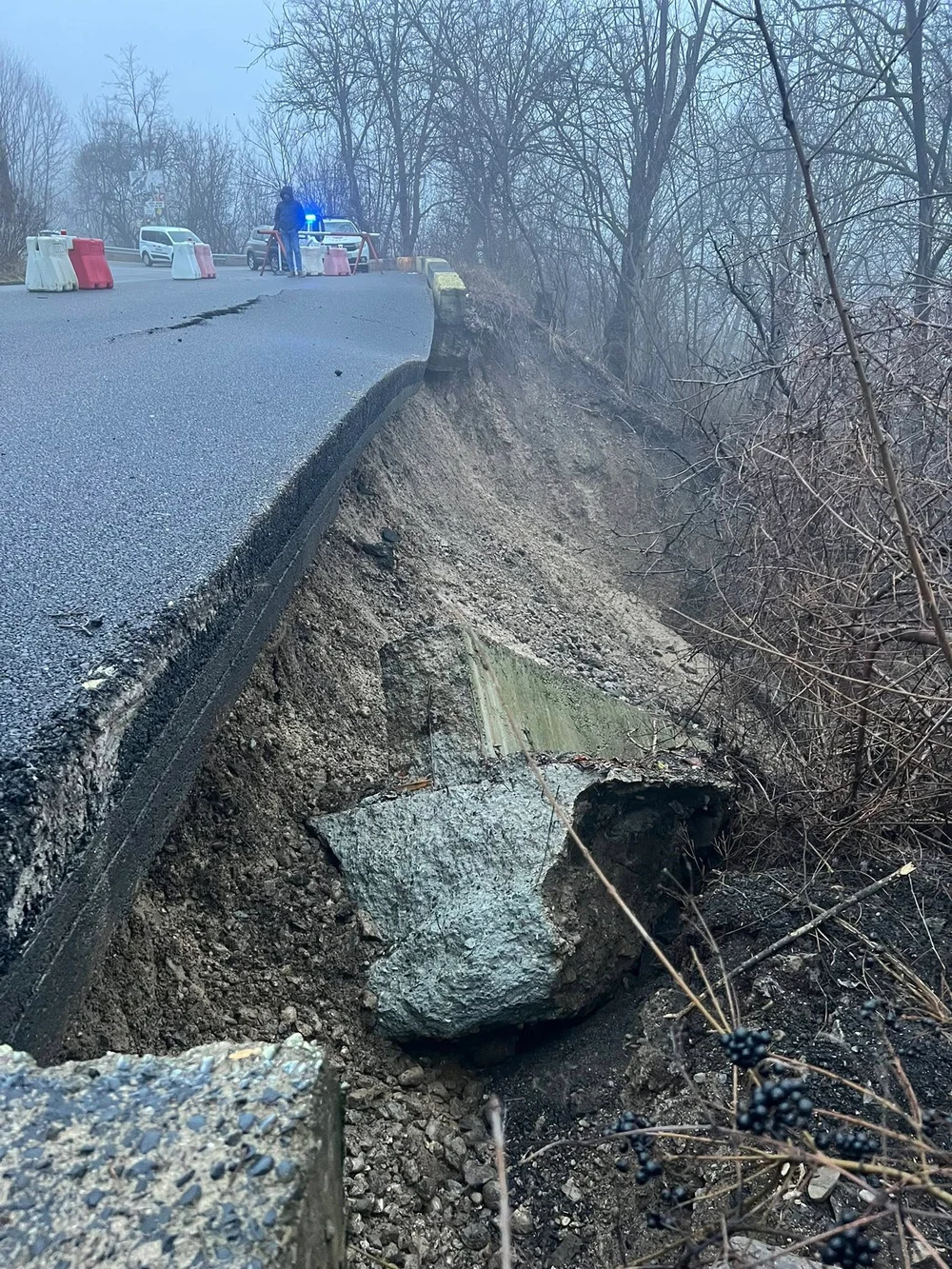 Drum surpat și abandonat. Șoseaua care leagă Câmpina de DN1 e închisă de trei luni, iar consolidarea nici n-a început: „Au spus că va fi gata până la Paște. N-au spus care Paște”