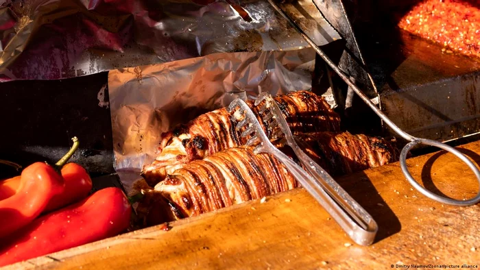 În imagine se vede Kokorec, o specialitate turcească populară de tip street food
