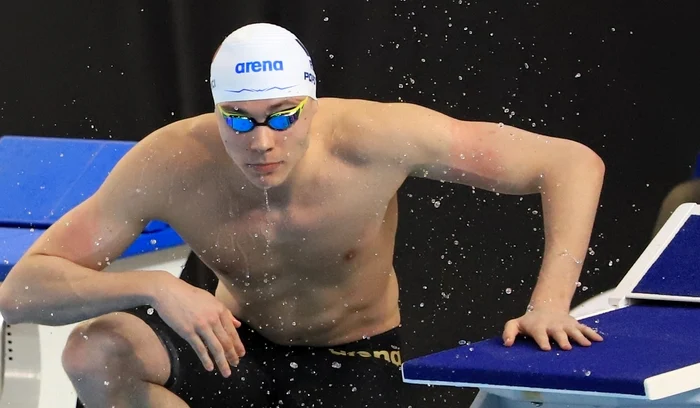 După mașină de fiță, David Popovici are și ceas de firmă. Înotătorul a plecat relaxat la Campionatul Mondial din Singapore