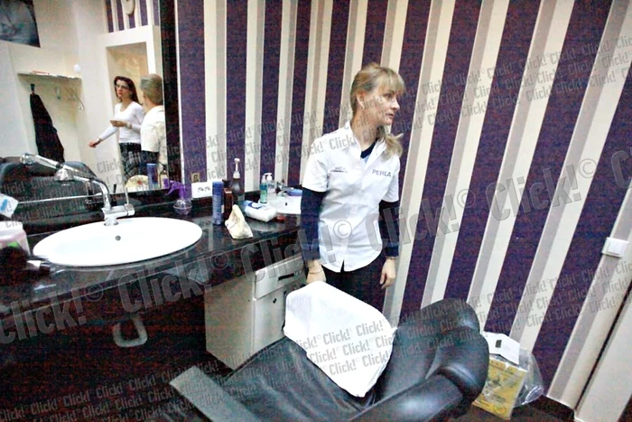 În mijlocul salonului, angajatele  au amenajat un loc unde tot  timpul stă aprinsă o lumânare  în amintirea celor două colege  care au murit în timpul masacrului