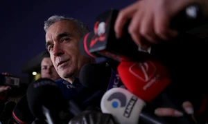 Candidatul independent Călin Georgescu face declarații de presă, în Izvorani, județul Ilfov. FOTO Inquam Photos / Octav Ganea