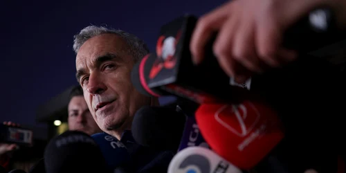 Candidatul independent Călin Georgescu face declarații de presă, în Izvorani, județul Ilfov. FOTO Inquam Photos / Octav Ganea