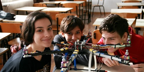 Elevii-inventatori de la Liceul Carmen Sylva din Eforie Sud Constanţa Foto Florin Şerbu
