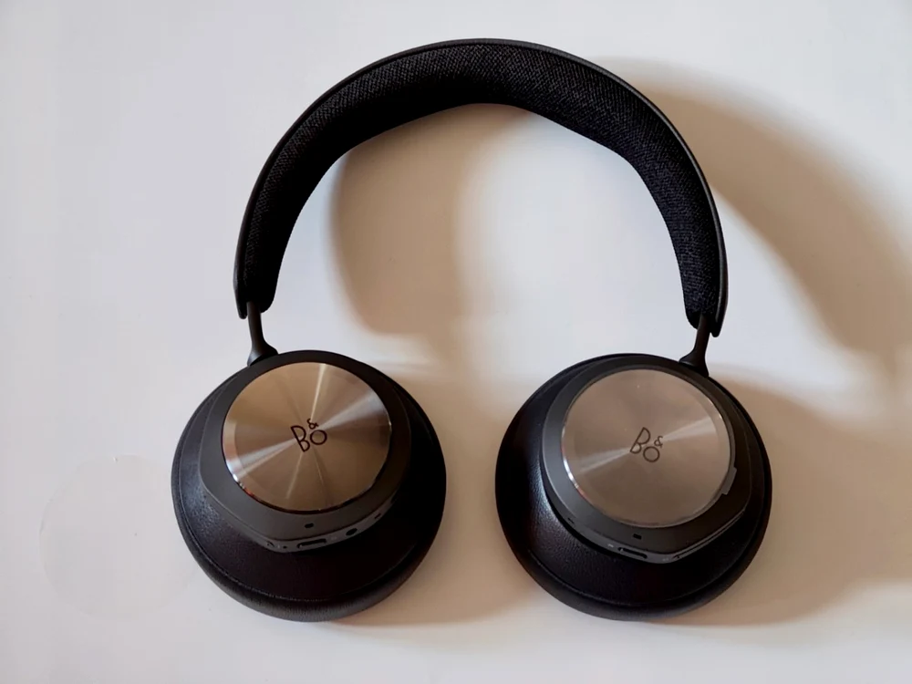 Casti de gaming wireless Bang & Olufsen Beoplay Portal FOTO Adrian Pogîngeanu