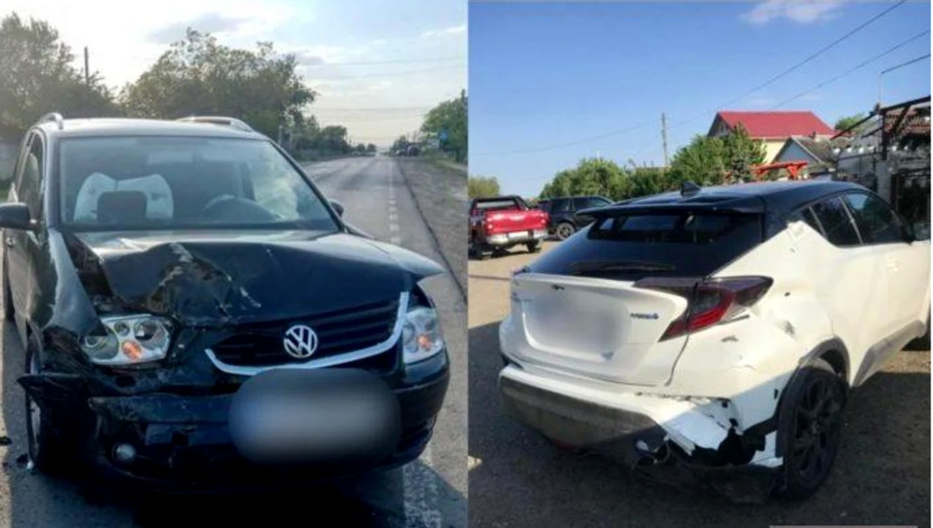 Cele două autoturisme implicate în evenimentul rutier   FOTO: monitorulbt.ro