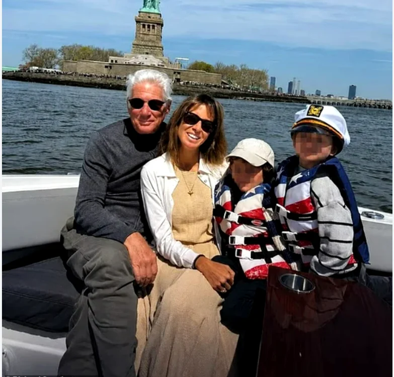 Richard Gere și Alejandra Silva, împreună cu cei doi copii 