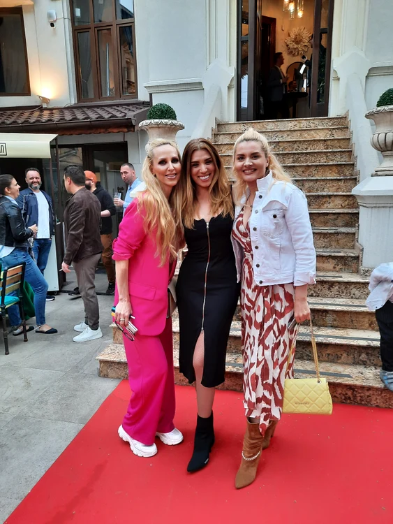 Anca si Ianna au fost alaturi de Sorana la expozitia de pictura