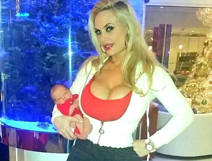 
    Coco Austin, alături de soțul ei, rapperul-actor Ice-T, și fiica lor, la numai 5 minute după ce a născutfoto: arhiva personală  