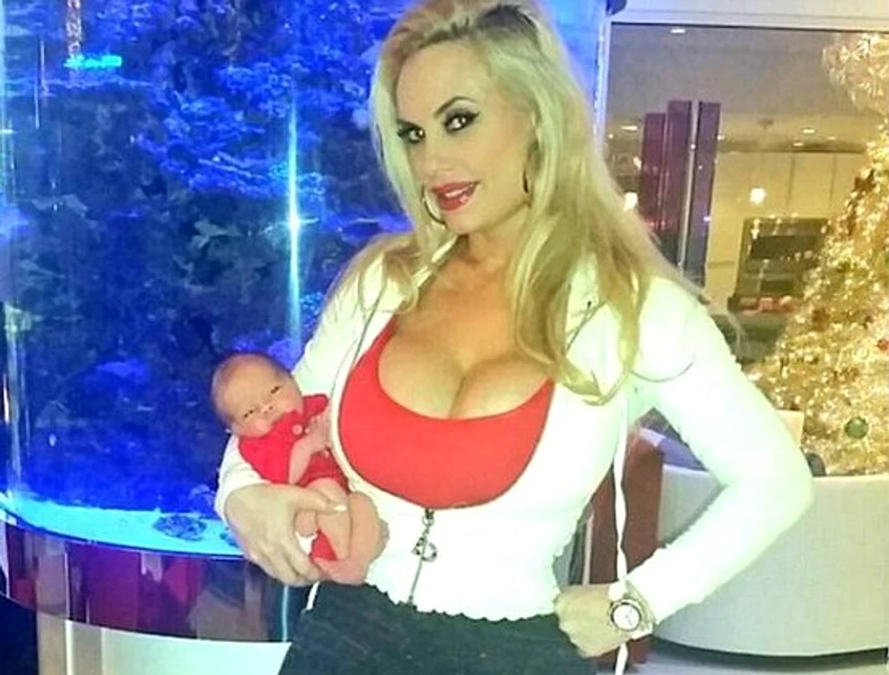 
    Coco Austin, alături de soțul ei, rapperul-actor Ice-T, și fiica lor, la numai 5 minute după ce a născutfoto: arhiva personală  