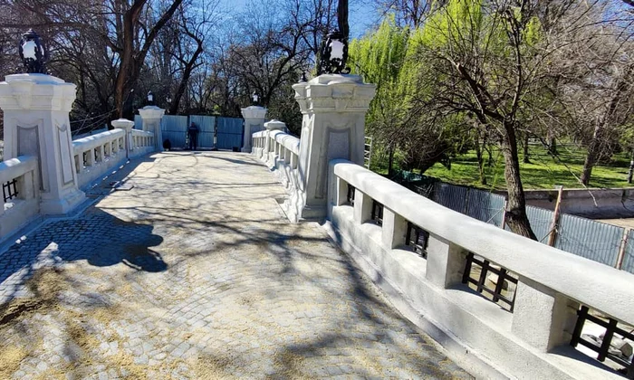 Lucrările de reabilitare la Podul Mare din Parcul Cișmigiu au fost finalizate (foto:  Facebook / Trustul de Clădiri Metropolitane Oficial)