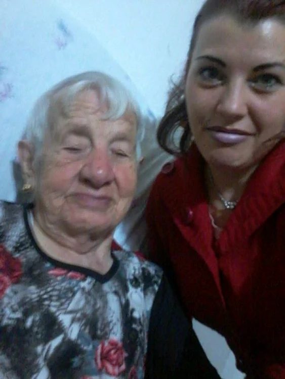 Vasilica Alina Bârjovanu a batjocorit-o pe bătrâna pe care o îngrijea și a publicat imaginile pe Facebookfoto: Facebook